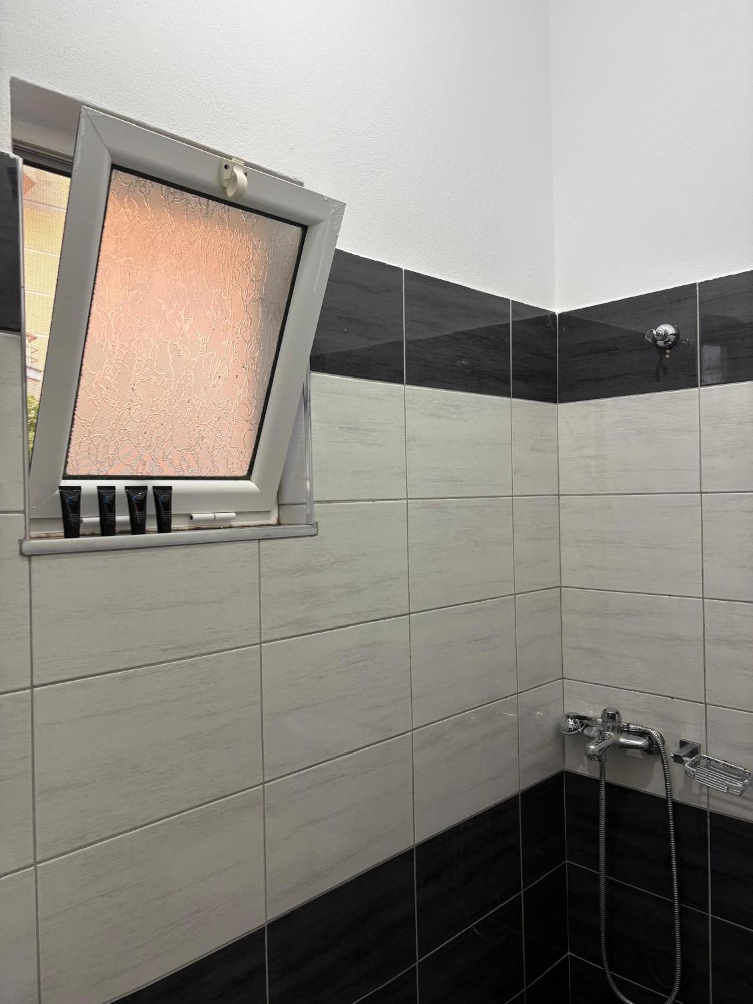 קסאמיל Xhonis Apartments מראה חיצוני תמונה